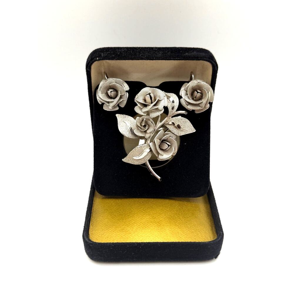 Vintage Rose Jewelry Set – Brooch & Earrings, Silver‑Tone Floral Design